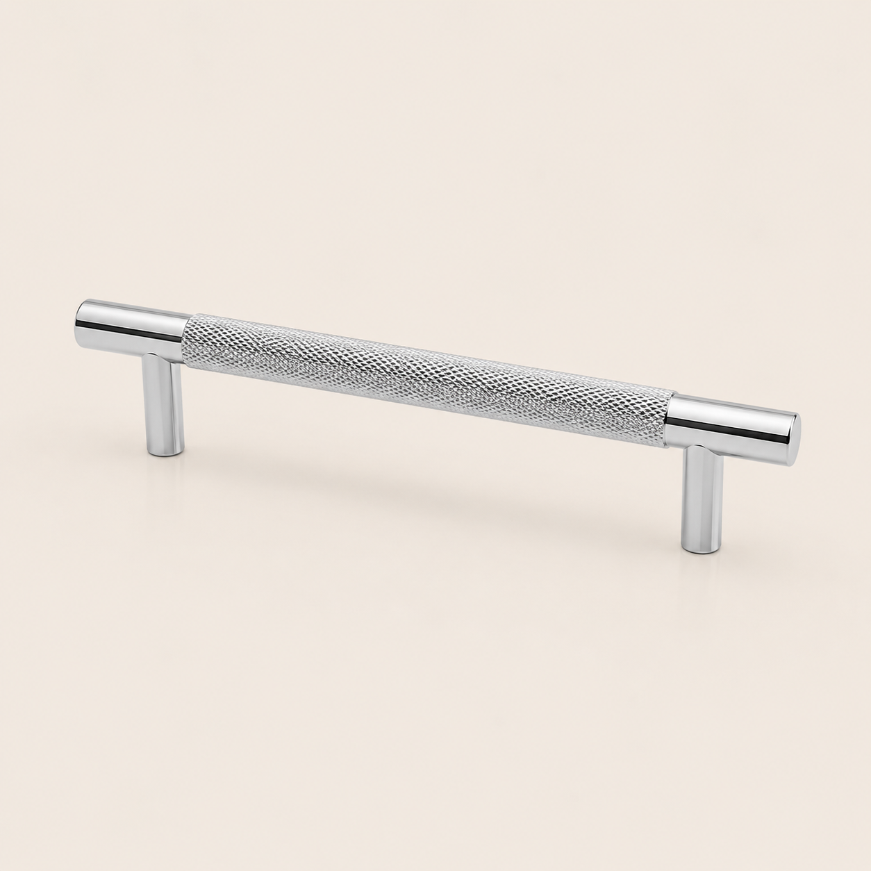 Handtag i krom – räfflad design