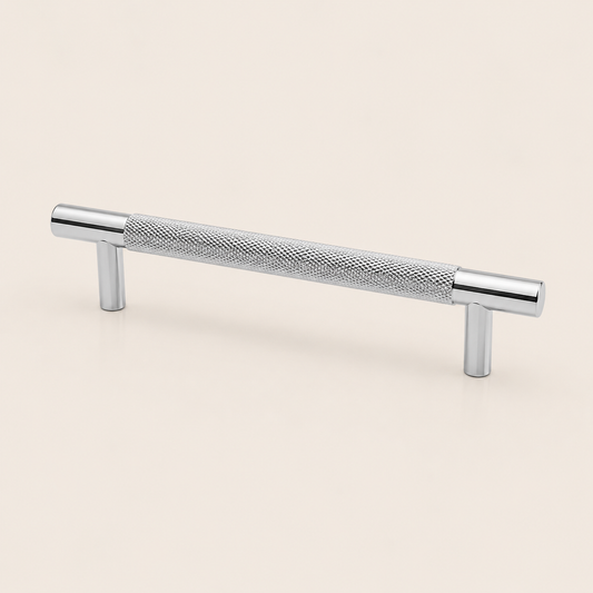 Handtag i krom – räfflad design